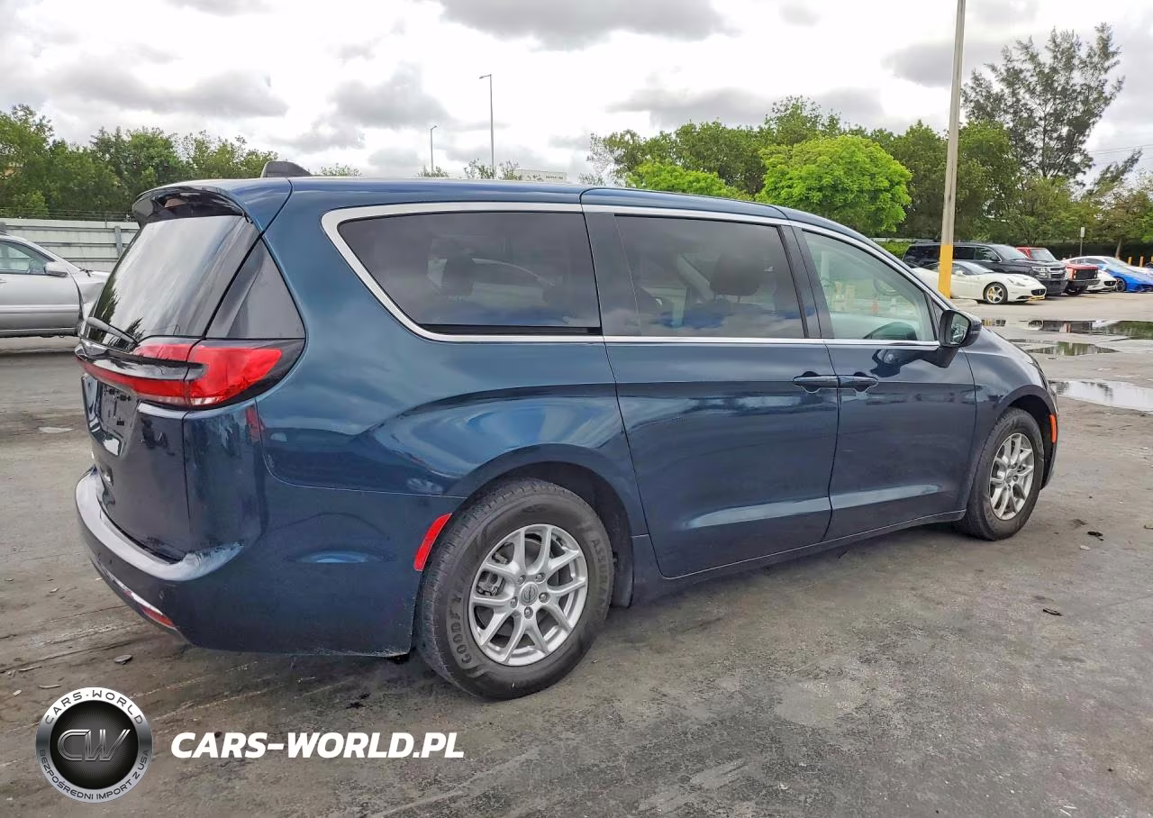 2023 Chrysler Pacifica Touring L VIN:2C4RC1BG7PR533817 - 3