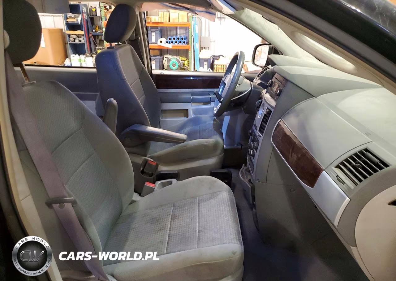 2010 Chrysler Town & Country Touring VIN:2A4RR5D17AR236319 - 7