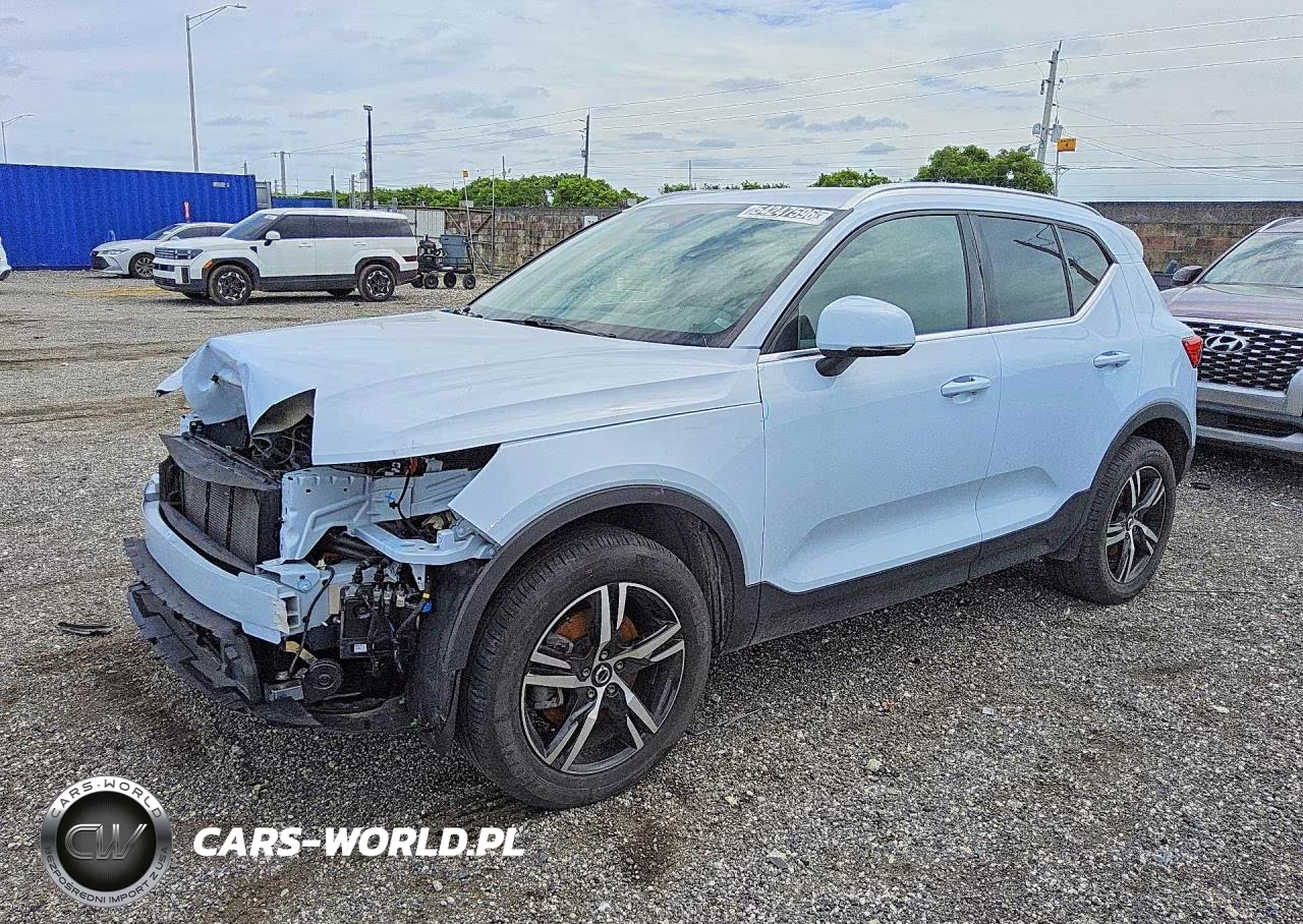 2025 Volvo Xc40 Core – zdjęcie 1 z 5