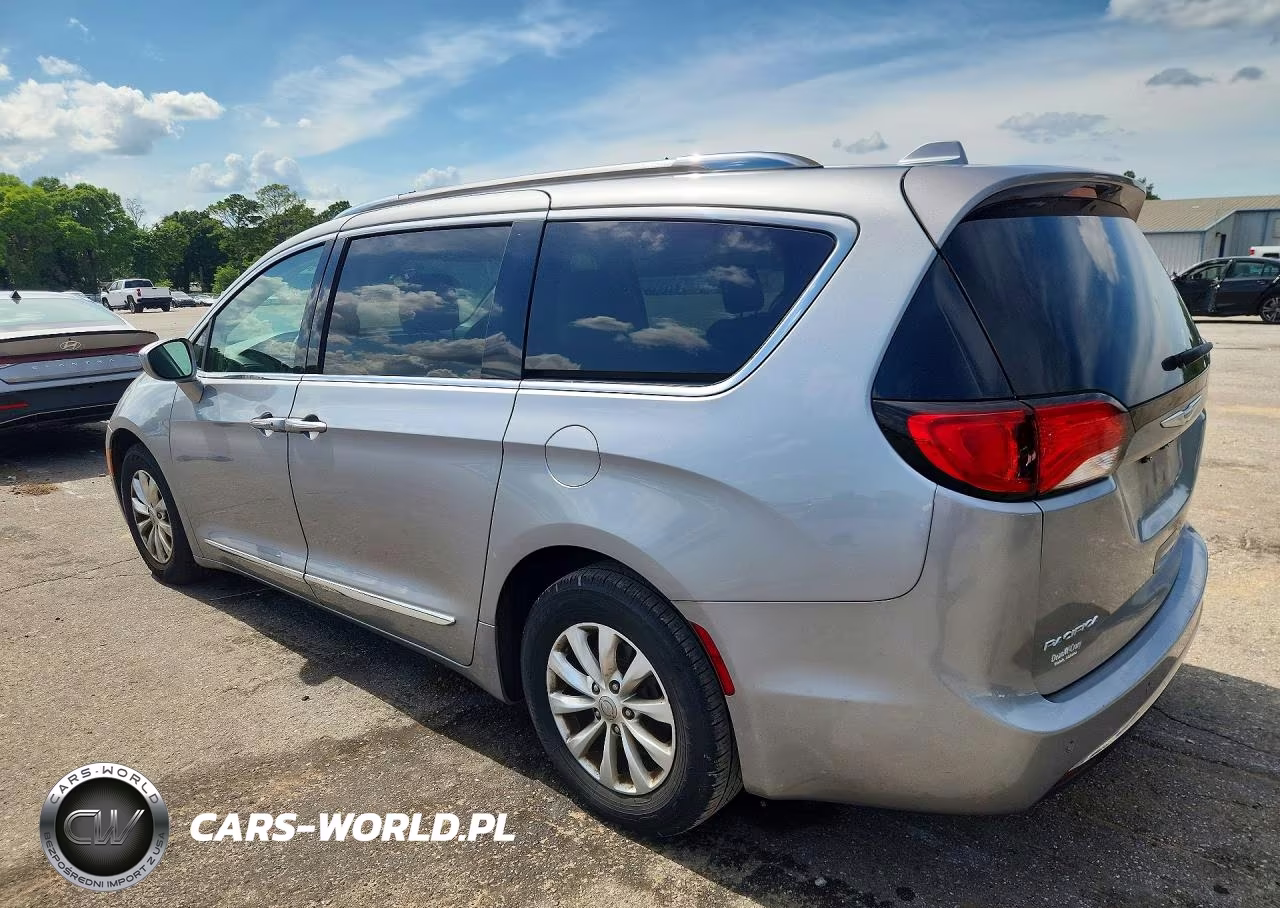 2019 Chrysler Pacifica Touring L VIN:2C4RC1BG1KR731849 - 2