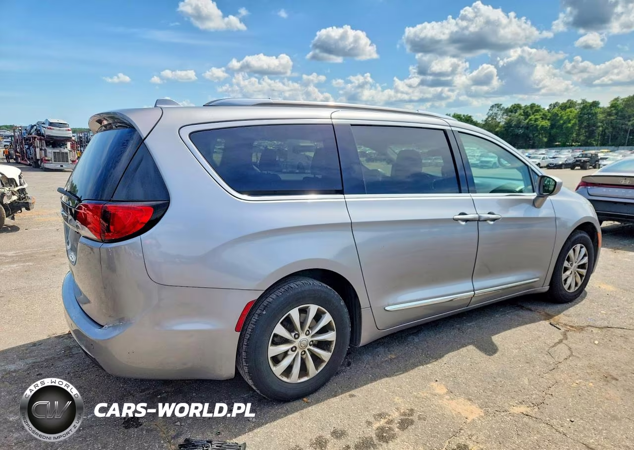 2019 Chrysler Pacifica Touring L VIN:2C4RC1BG1KR731849 - 3