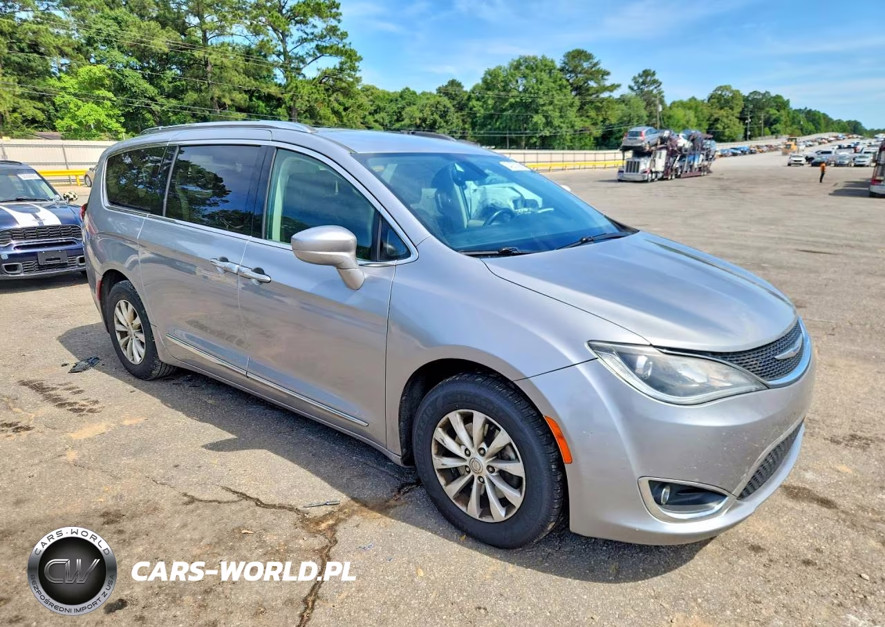 2019 Chrysler Pacifica Touring L VIN:2C4RC1BG1KR731849 - 4