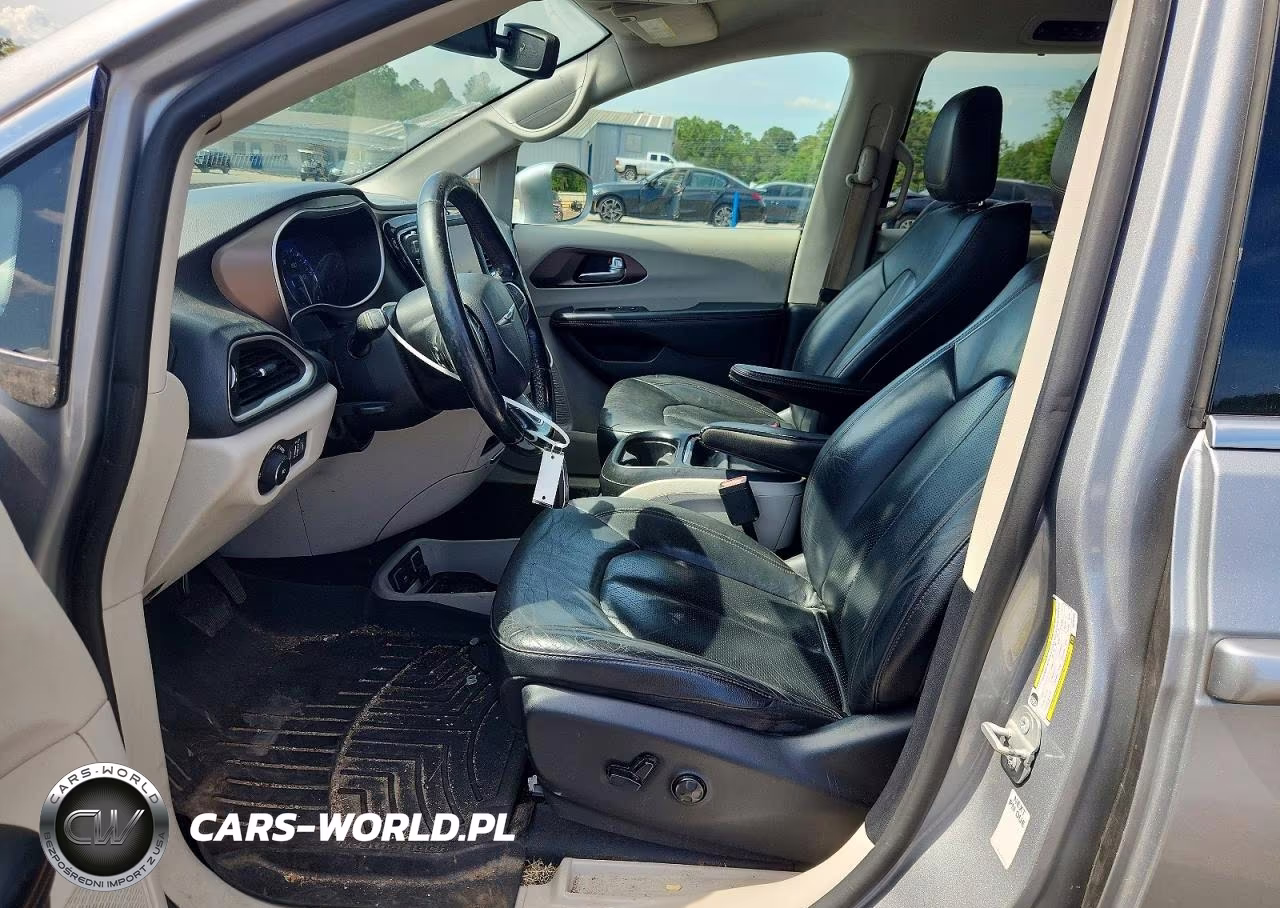 2019 Chrysler Pacifica Touring L VIN:2C4RC1BG1KR731849 - 7