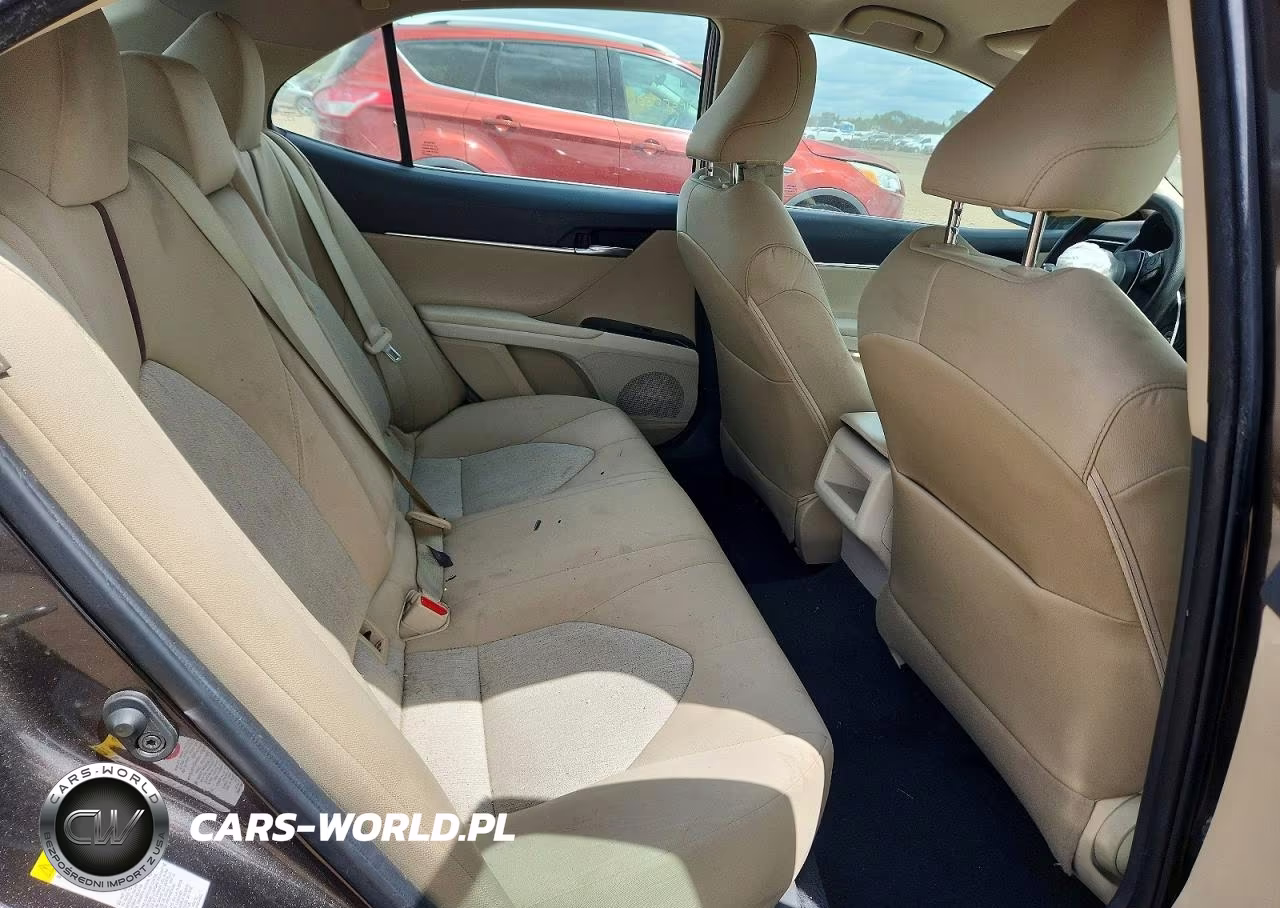 2019 Toyota Camry Le VIN:4T1B11HK7KU688944 - 10