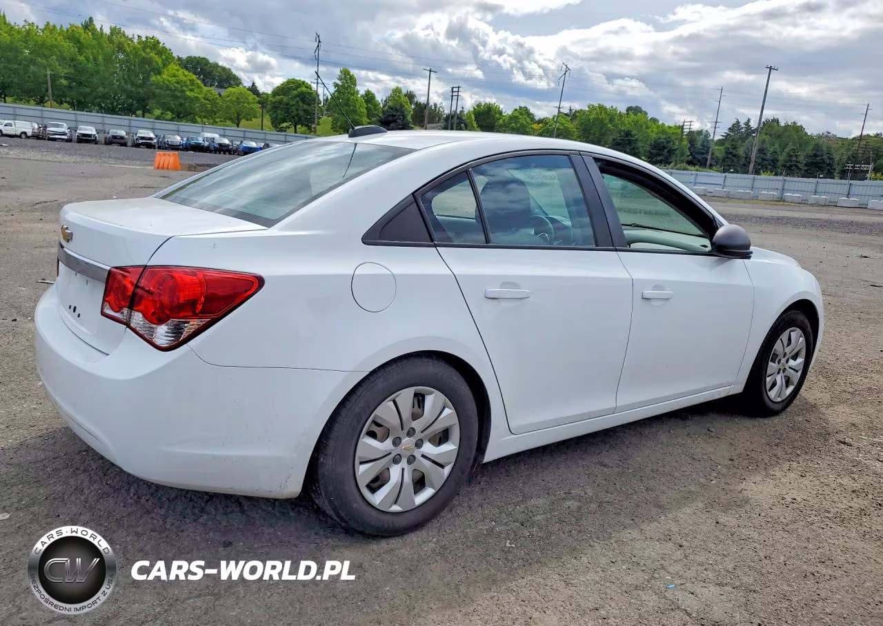 2015 Chevrolet Cruze Ls VIN:1G1PA5SG9F7233919 - 3