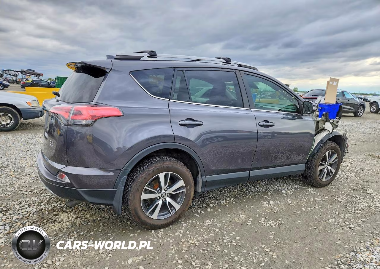 2018 Toyota Rav4 Xle VIN:2T3RFREVXJW752395 - 3