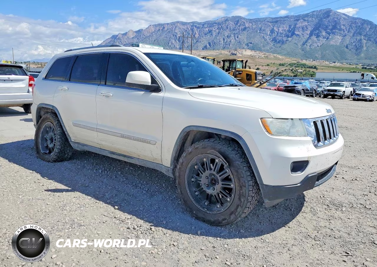 2011 Jeep Grand Cherokee Laredo VIN:1J4RR4GG2BC654677 - 4