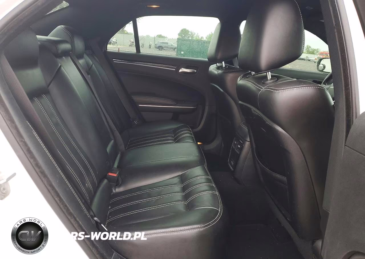 2019 Chrysler 300 S VIN:2C3CCAGG8KH648542 - 10