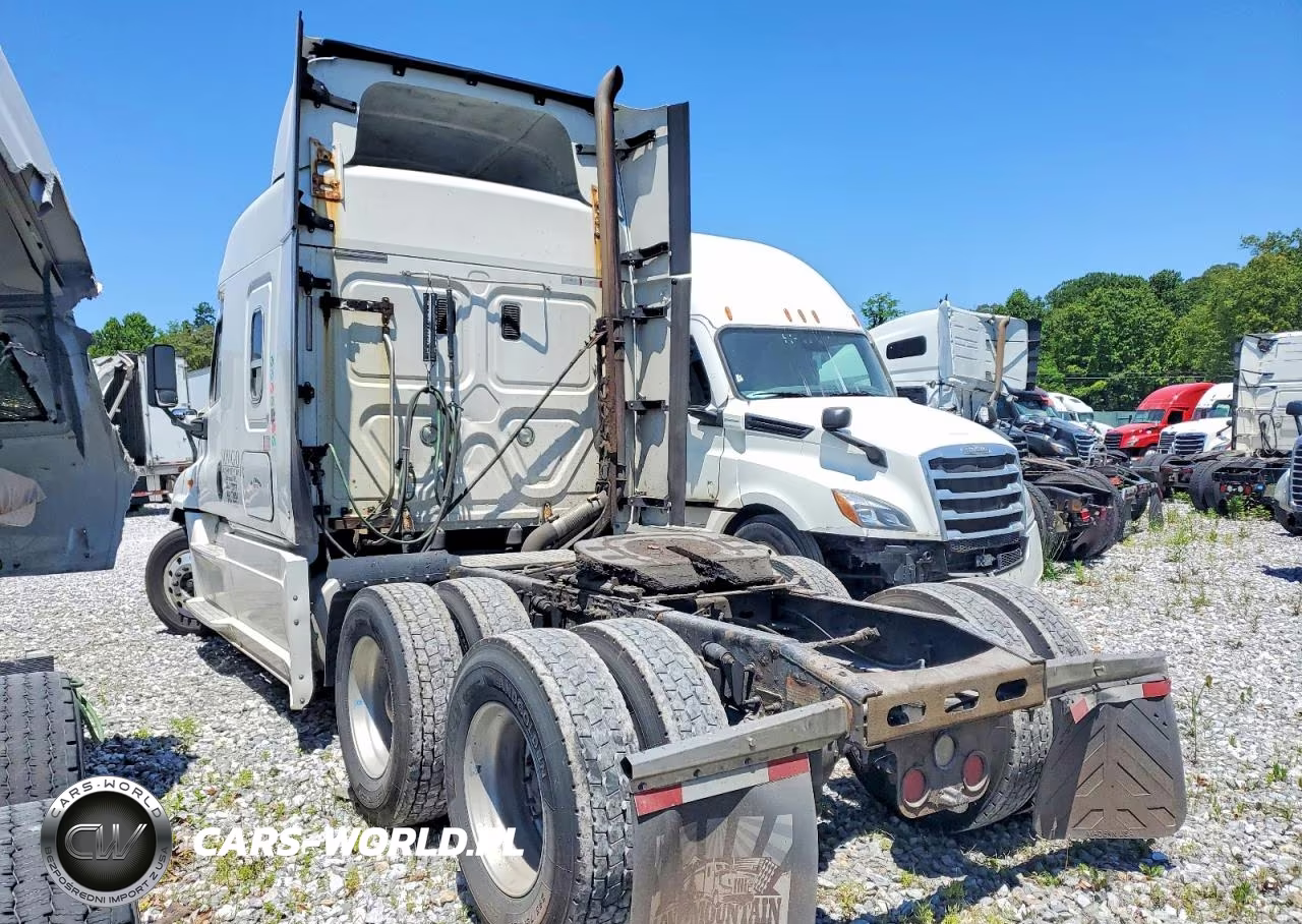2015 Freightliner Cascadia 125 VIN:3AKJGLD68FSGH6697 - 3