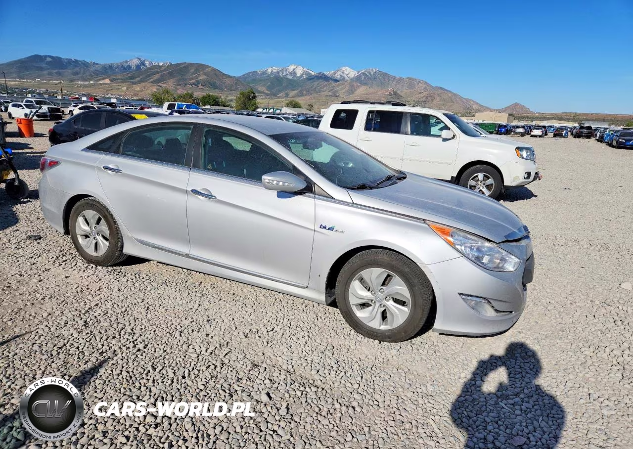 2015 Hyundai Sonata Hybrid Base VIN:KMHEC4A42FA128423 - 4