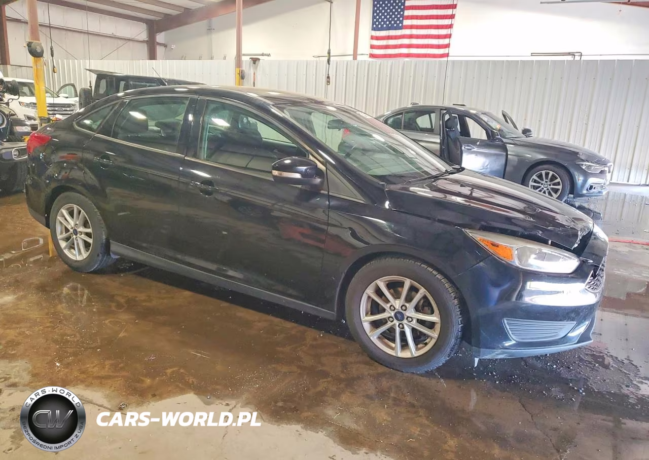 2017 Ford Focus Se VIN:1FADP3F28HL321789 - 4