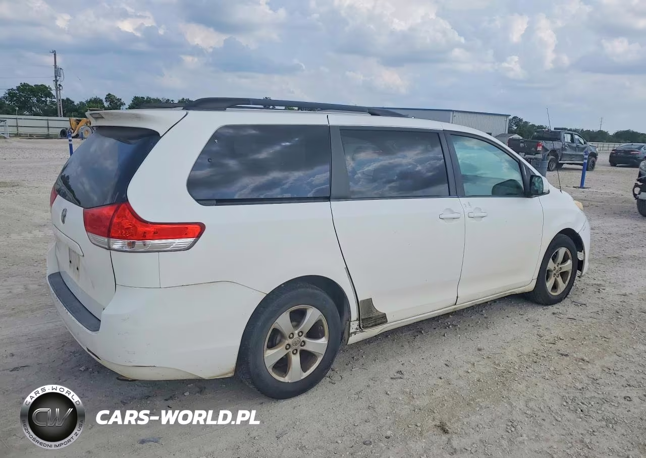 2011 Toyota Sienna Le VIN:5TDKK3DCXBS121482 - 3