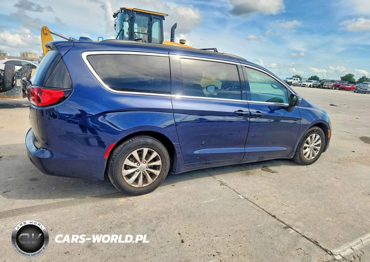 2017 Chrysler Pacifica Touring VIN:2C4RC1DG1HR571915 - 3