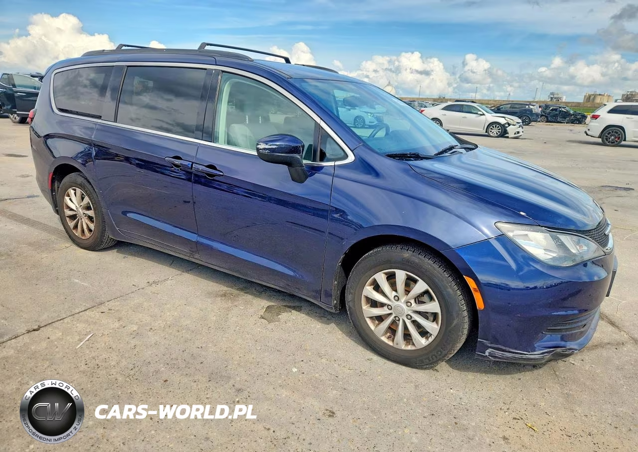 2017 Chrysler Pacifica Touring VIN:2C4RC1DG1HR571915 - 4