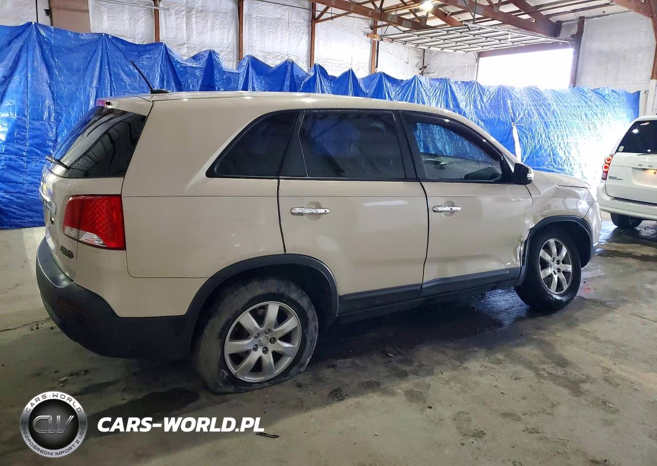 2011 Kia Sorento Lx VIN:5XYKT3A12BG118010 - 3
