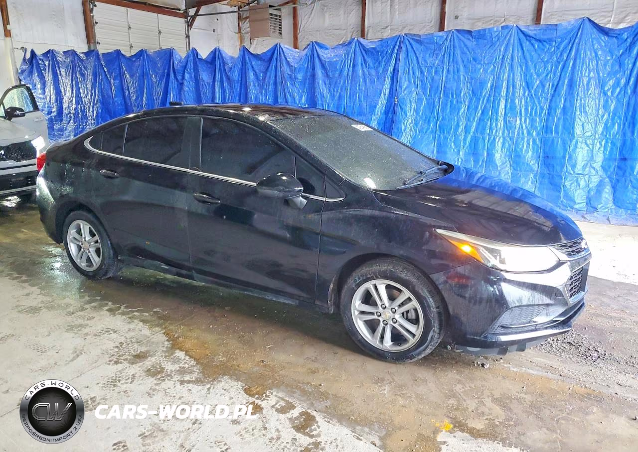 2017 Chevrolet Cruze VIN:1G1BE5SM7H7106030 - 4