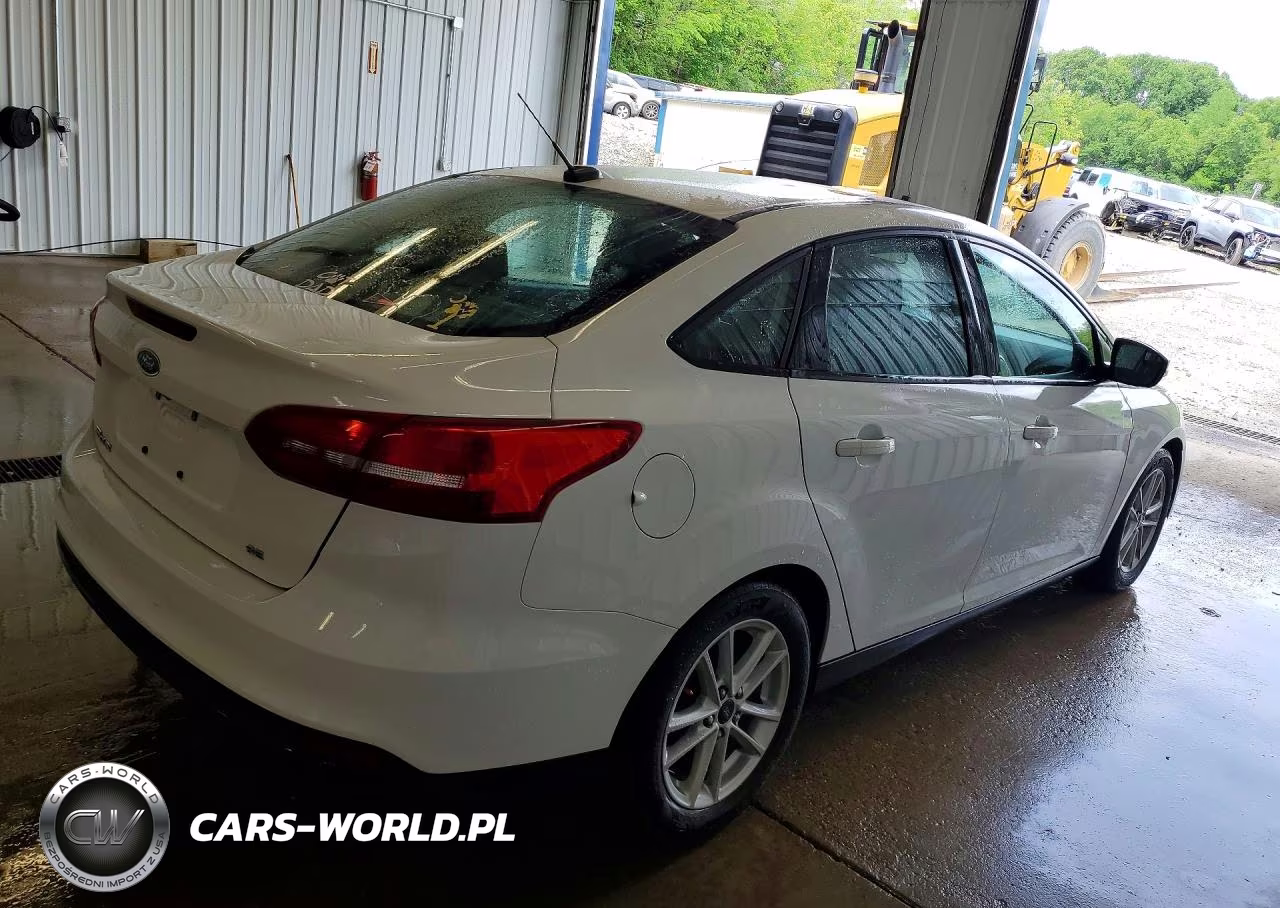 2018 Ford Focus Se VIN:1FADP3F23JL309846 - 3