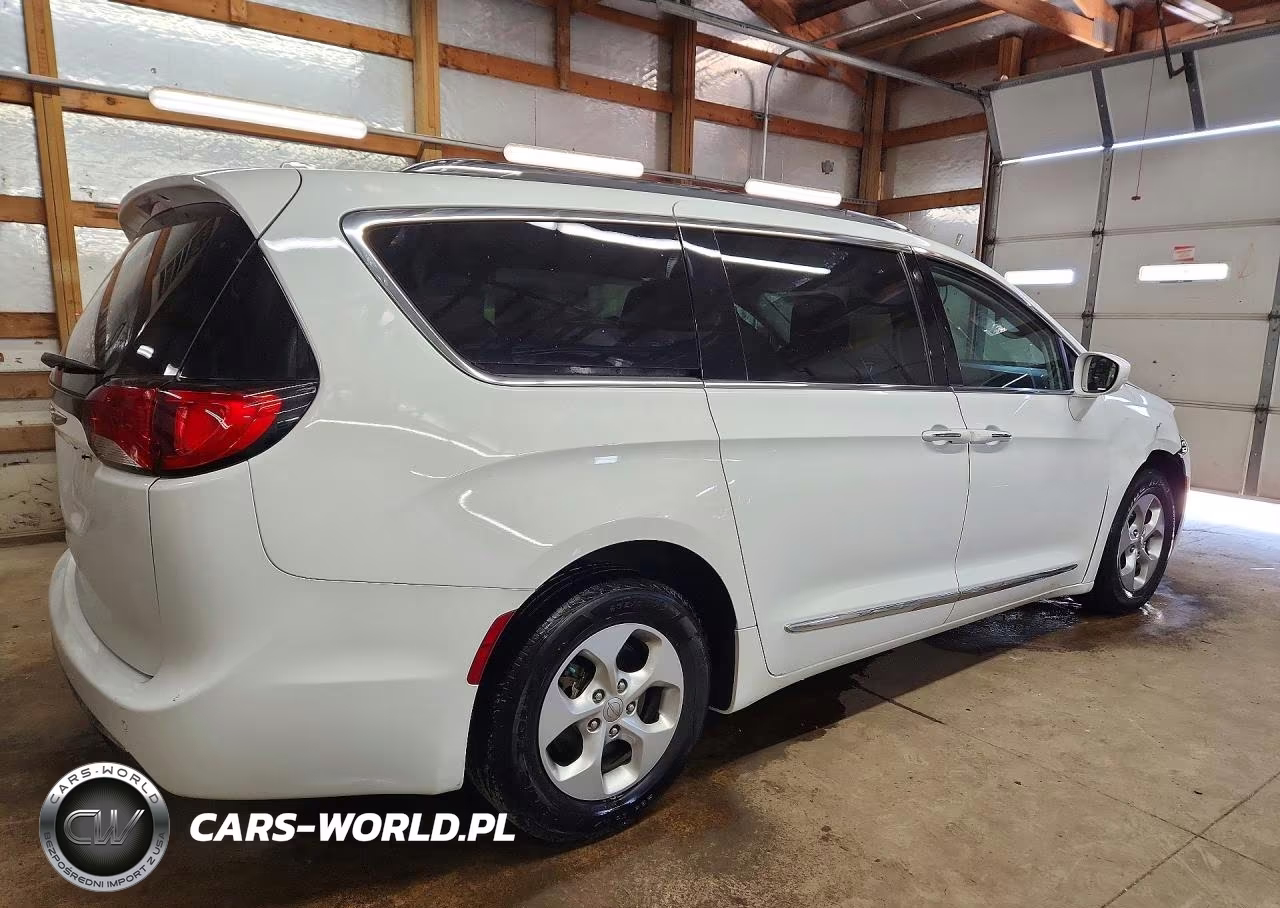 2017 Chrysler Pacifica Touring L Plus VIN:2C4RC1EG1HR644120 - 3