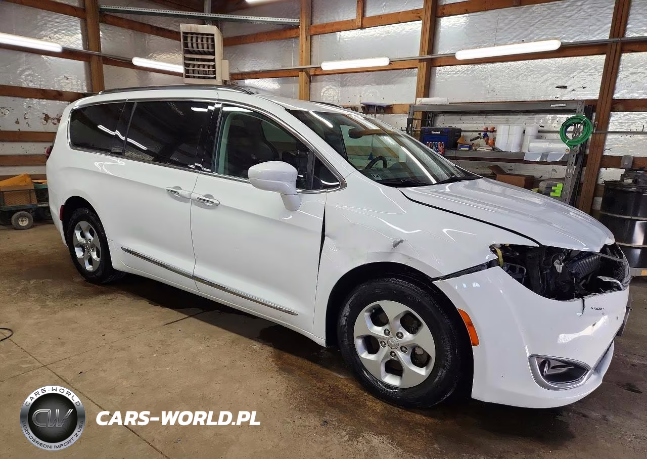 2017 Chrysler Pacifica Touring L Plus VIN:2C4RC1EG1HR644120 - 4