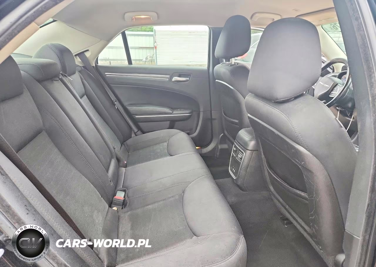 2019 Chrysler 300 Touring VIN:2C3CCAAG3KH601573 - 10
