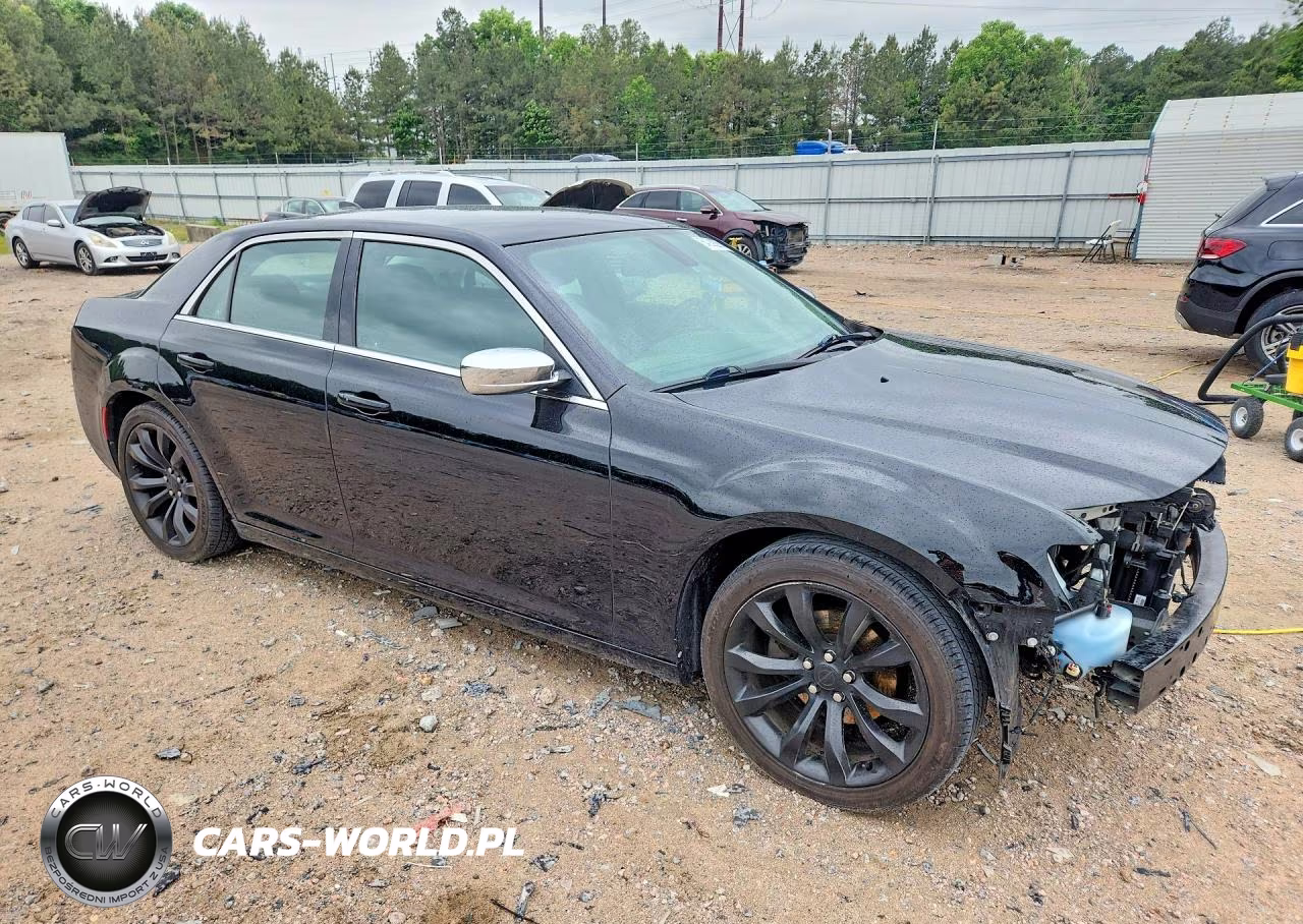 2019 Chrysler 300 Touring VIN:2C3CCAAG3KH601573 - 4