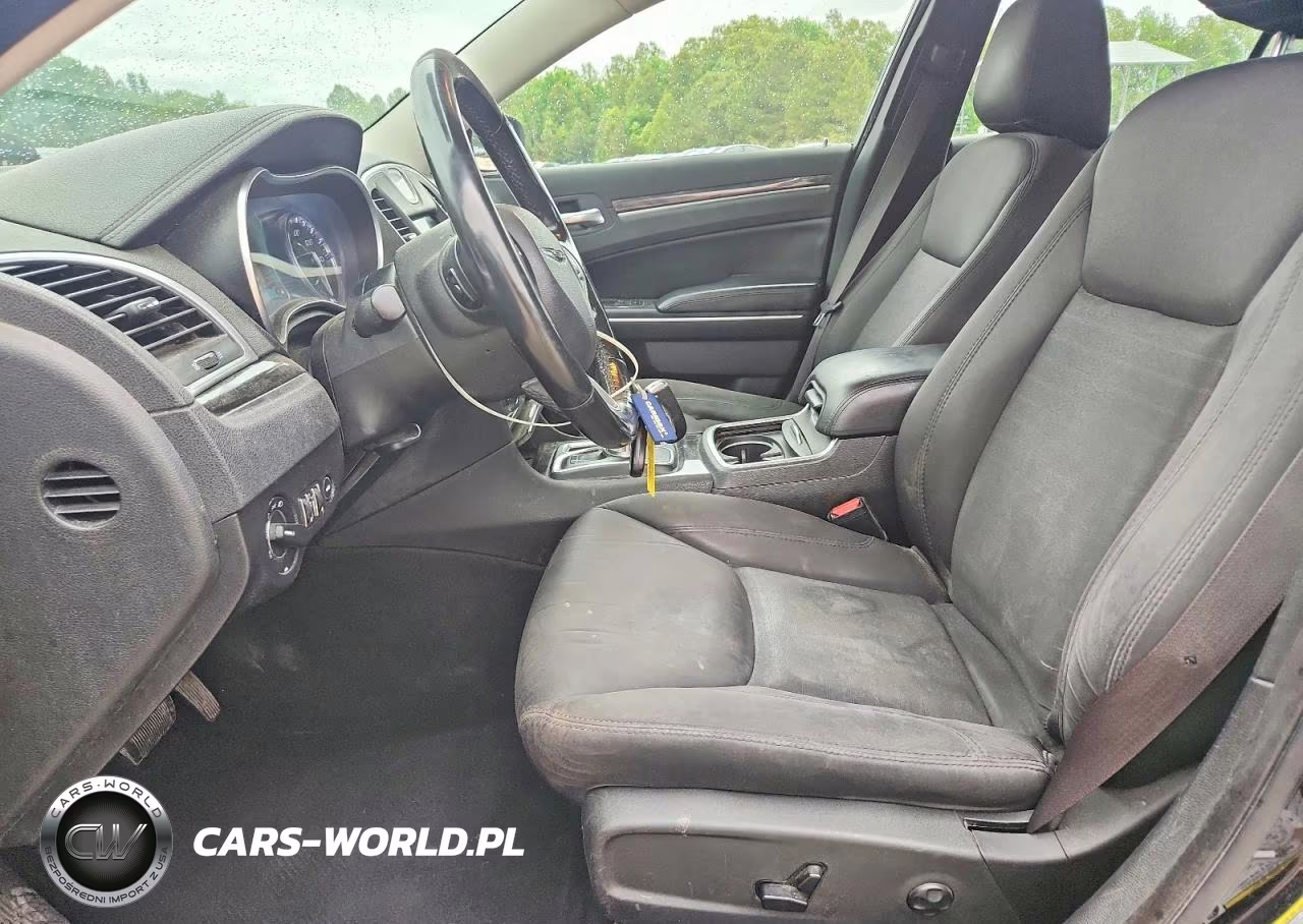 2019 Chrysler 300 Touring VIN:2C3CCAAG3KH601573 - 7