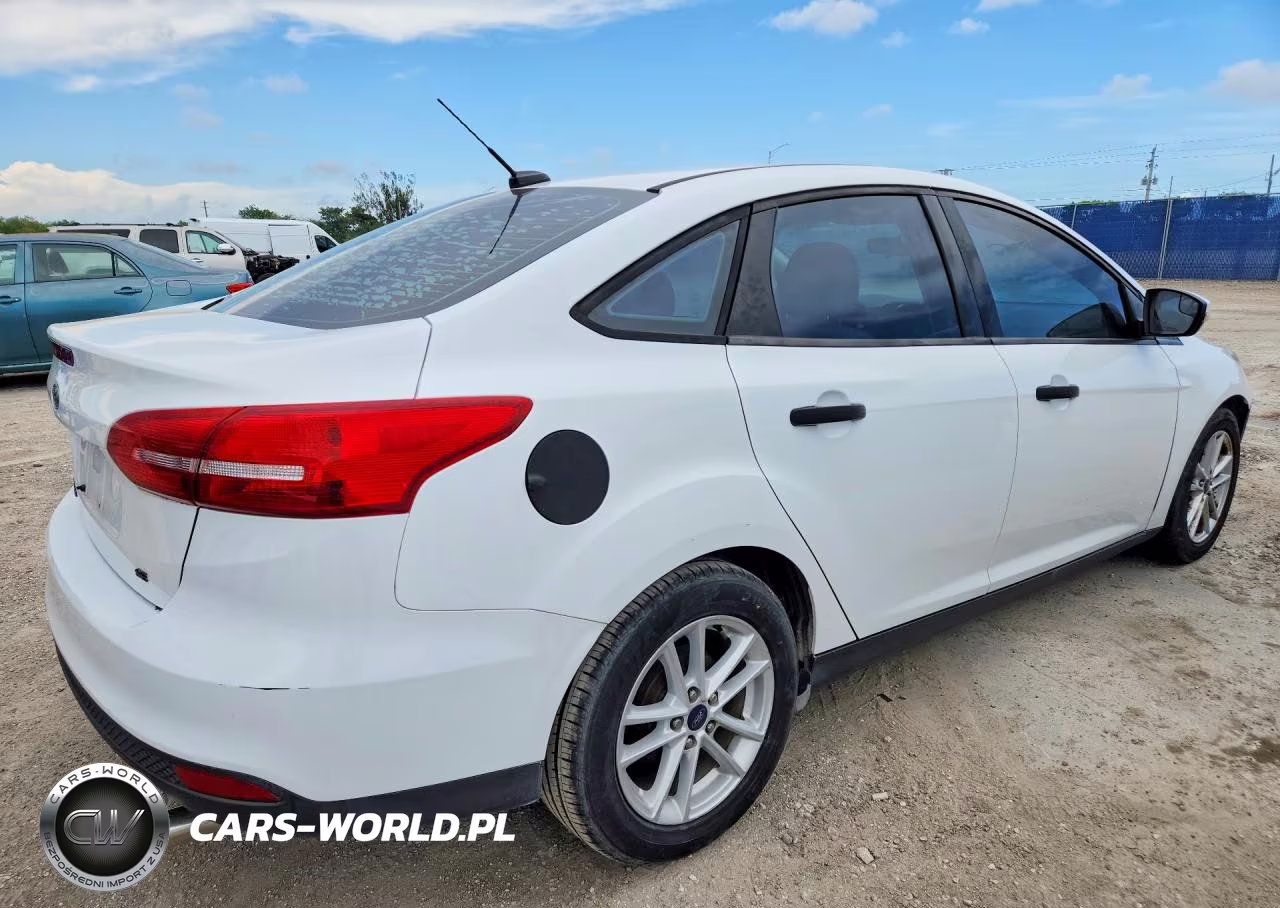 2017 Ford Focus Se VIN:1FADP3F20HL275049 - 3