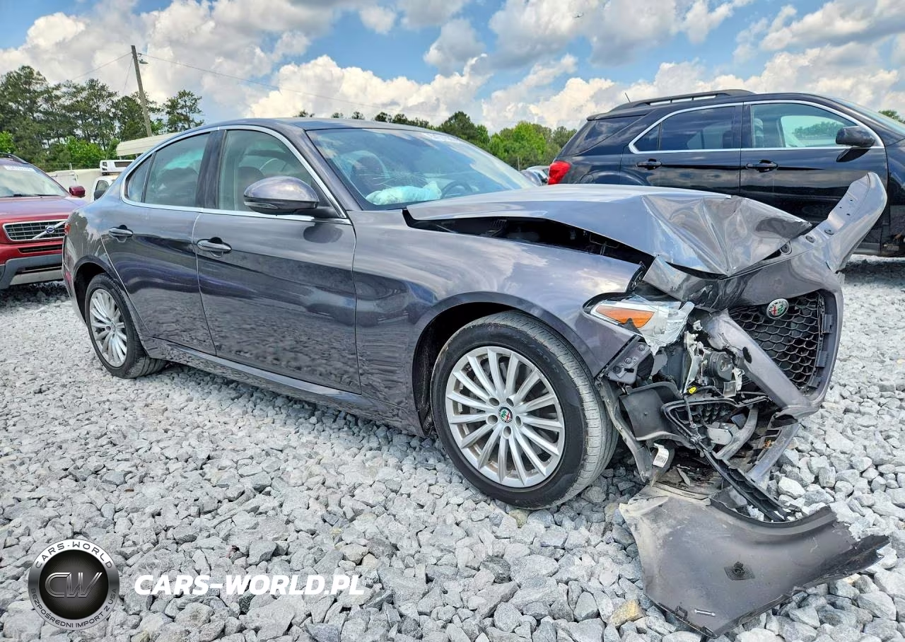 2021 Alfa Romeo Giulia Sport VIN:ZARFANAN0M7644910 - 4