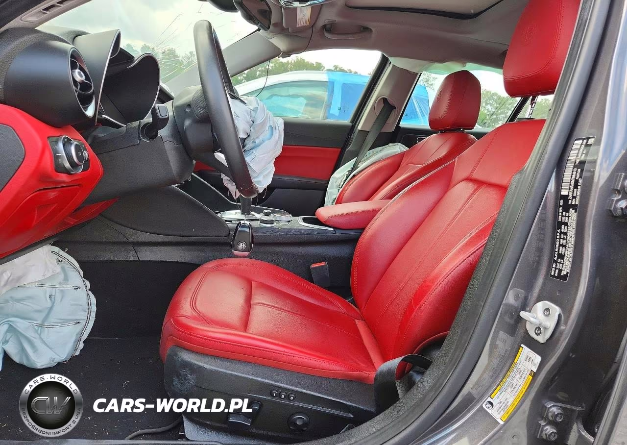 2021 Alfa Romeo Giulia Sport VIN:ZARFANAN0M7644910 - 7