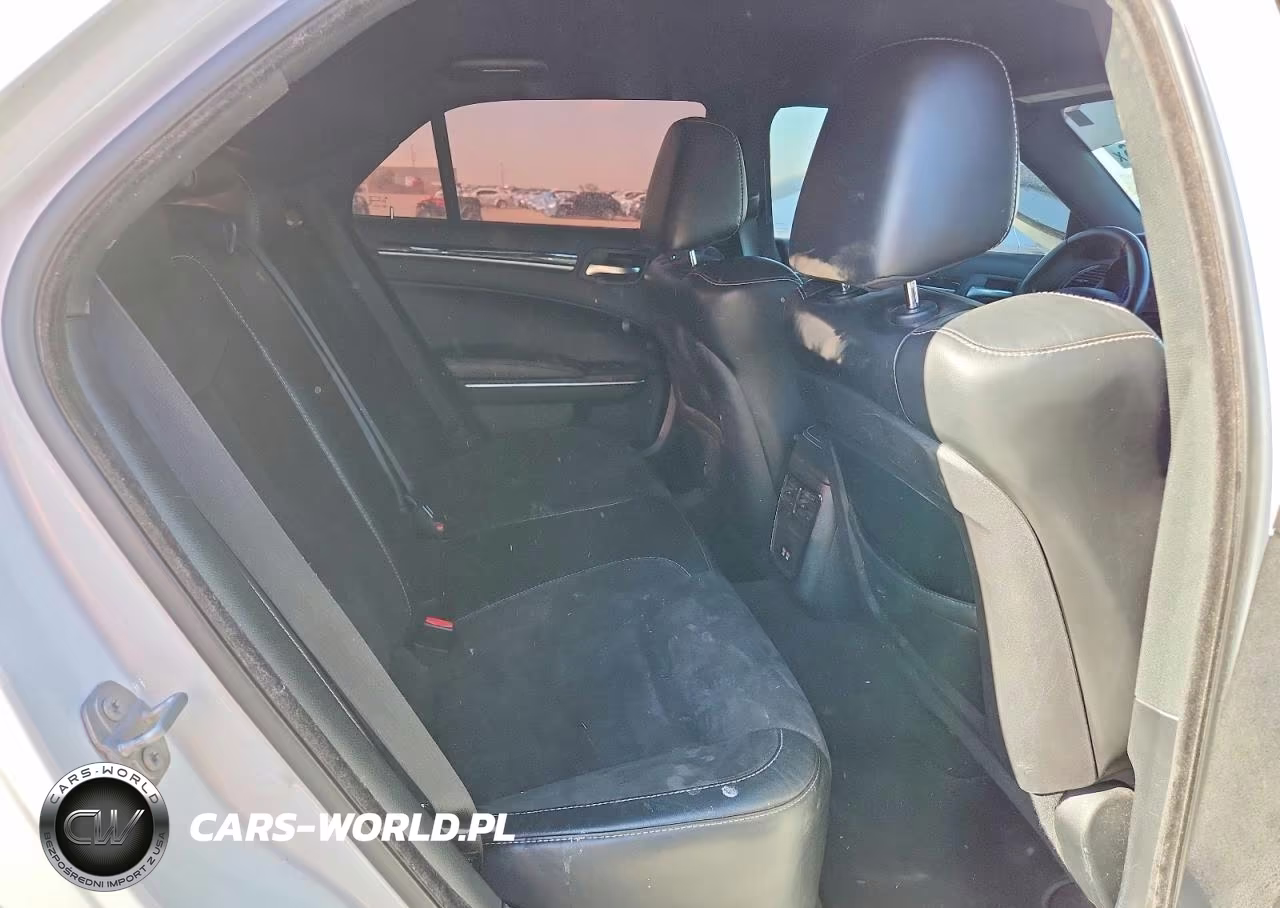2018 Chrysler 300 VIN:2C3CCABGXJH127327 - 10