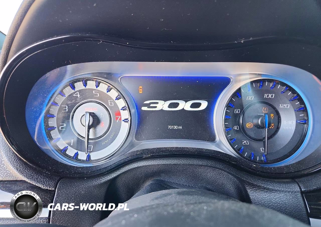 2018 Chrysler 300 VIN:2C3CCABGXJH127327 - 9
