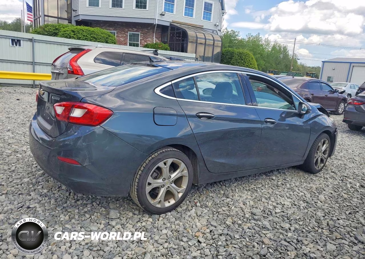 2018 Chevrolet Cruze Premier VIN:1G1BF5SM0J7100279 - 3