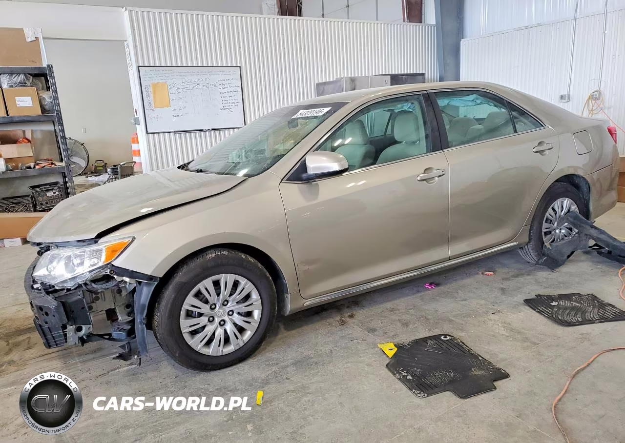 2014 Toyota Camry Le – zdjęcie 1 z 13