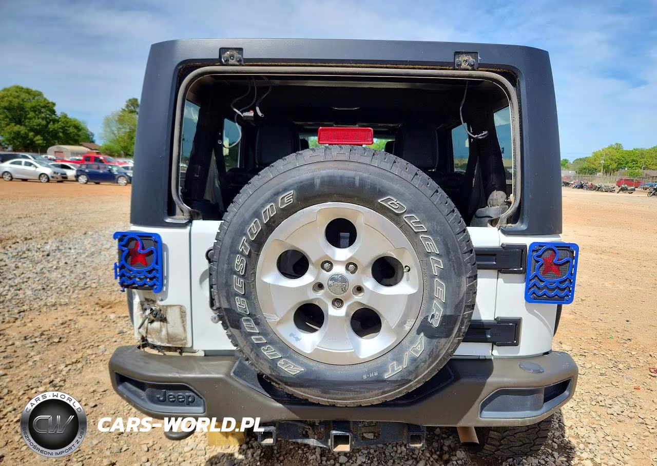 2016 Jeep Wrangler Unlimited Sahara VIN:1C4BJWEG2GL338183 - 6