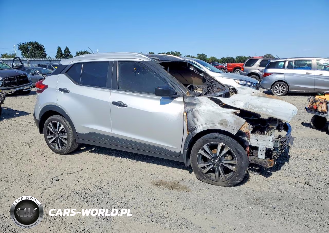 2019 Nissan Kicks S VIN:3N1CP5CU7KL492944 - 4