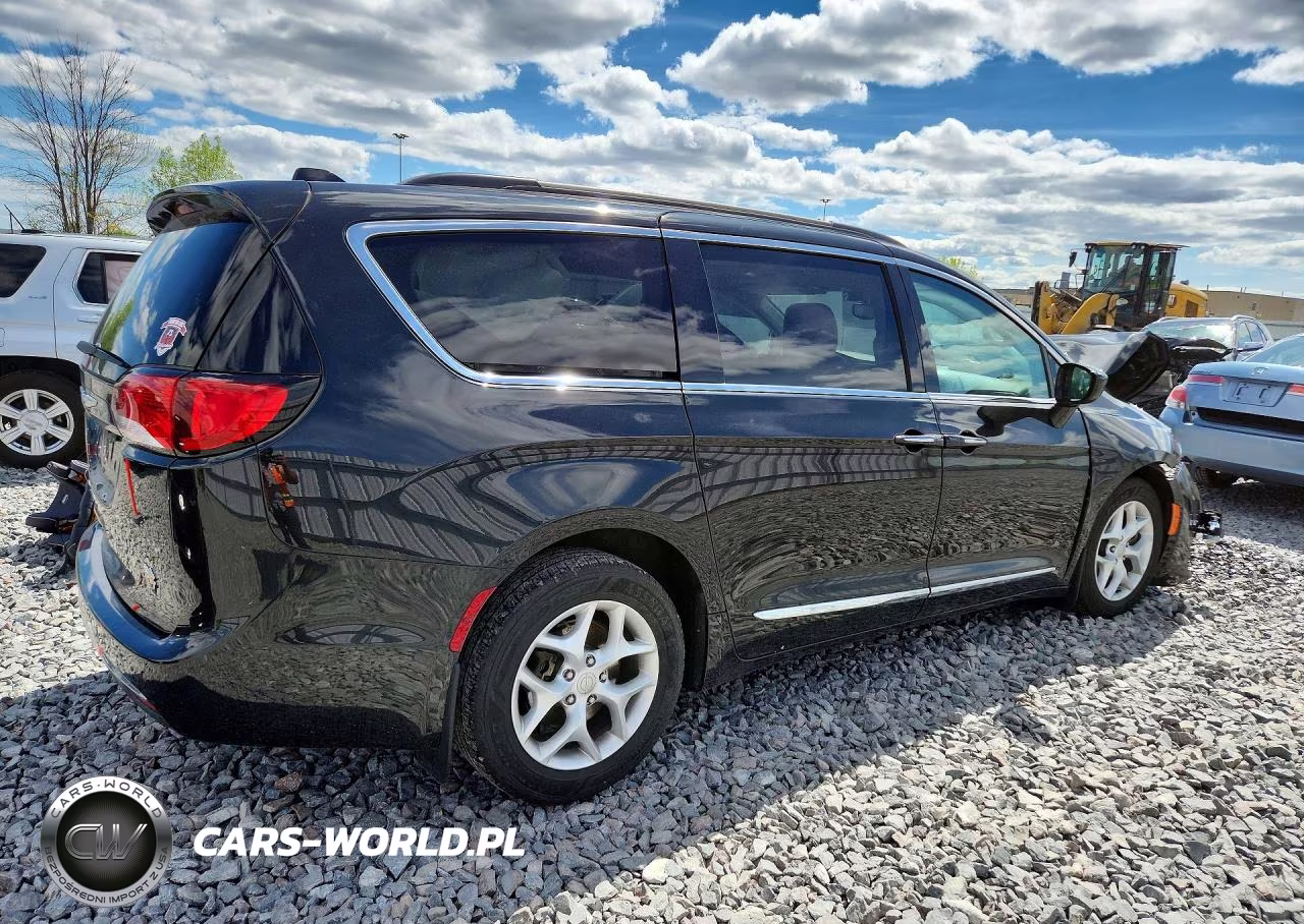 2017 Chrysler Pacifica Touring L VIN:2C4RC1BG4HR759296 - 3
