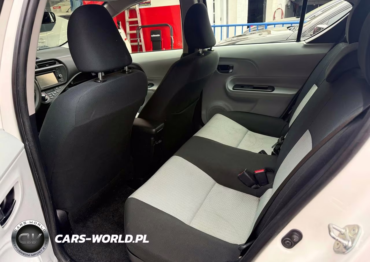 2013 Toyota Prius C Three VIN:JTDKDTB33D1045312 - 11