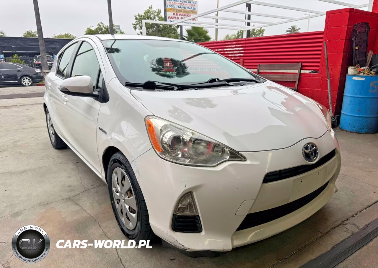 2013 Toyota Prius C Three VIN:JTDKDTB33D1045312 - 2