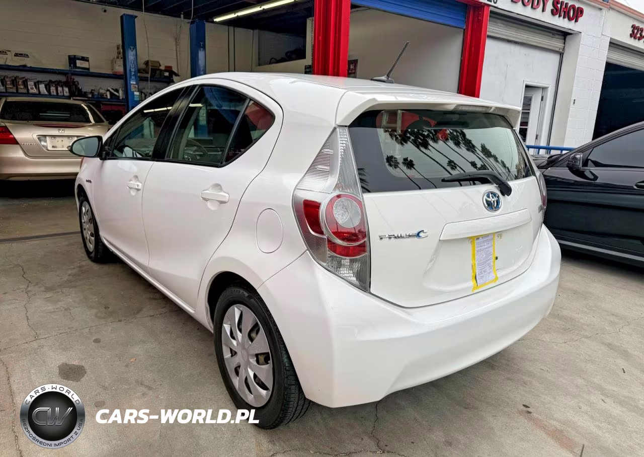 2013 Toyota Prius C Three VIN:JTDKDTB33D1045312 - 3