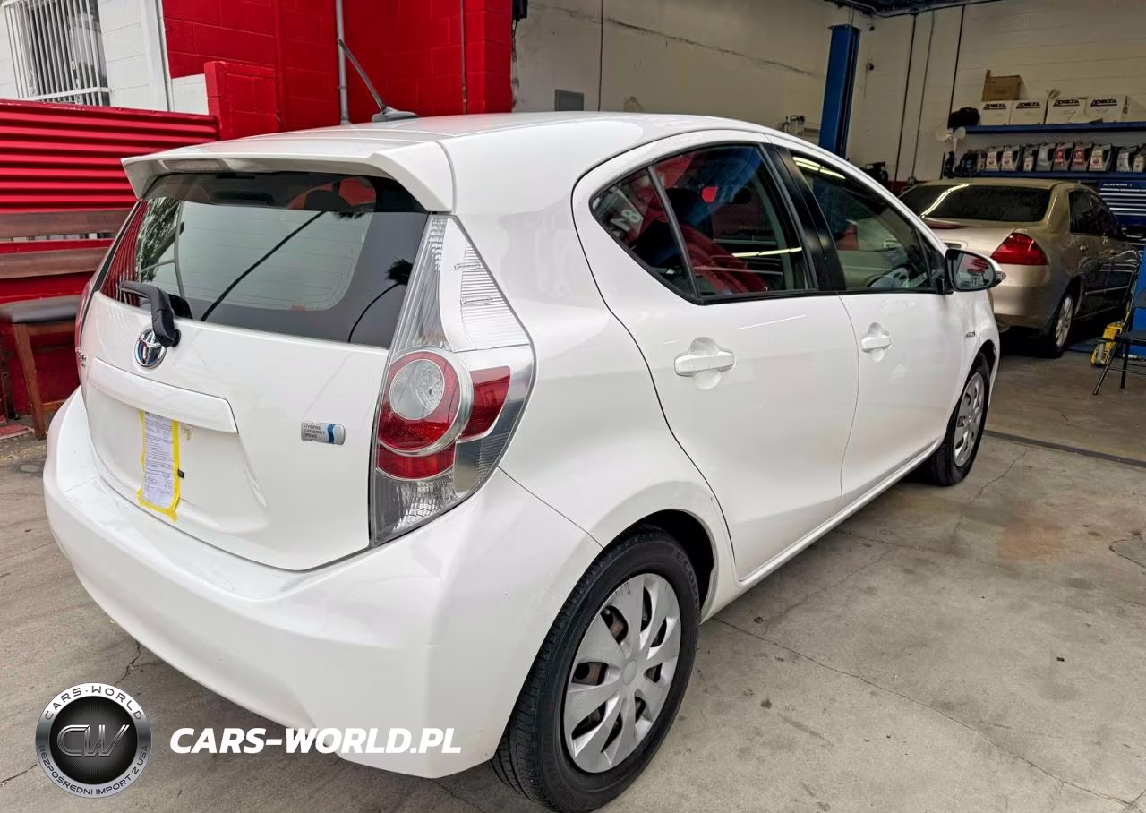 2013 Toyota Prius C Three VIN:JTDKDTB33D1045312 - 4
