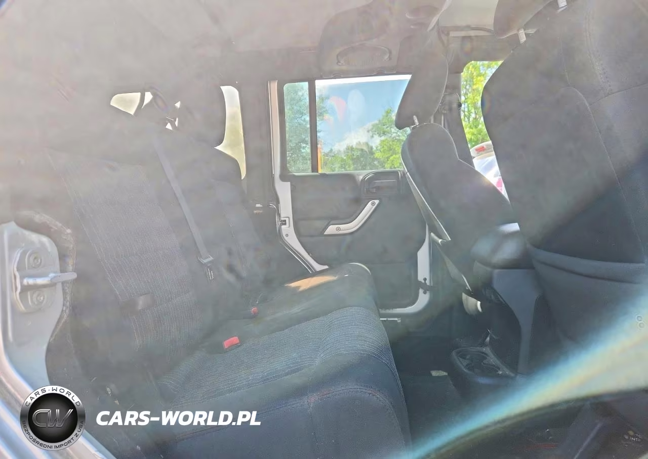 2011 Jeep Wrangler Unlimited Rubicon VIN:1J4BA6H13BL507895 - 10