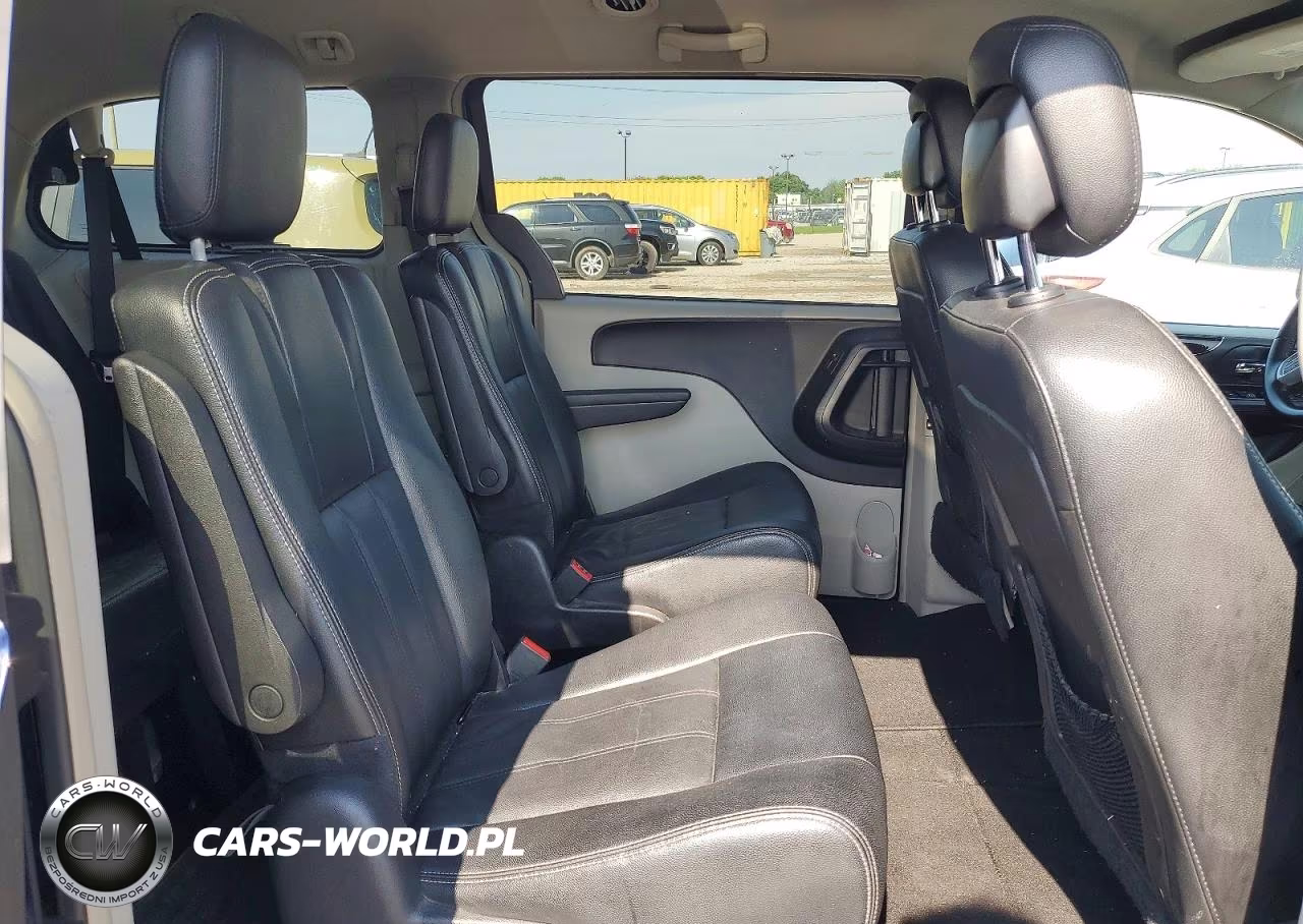 2016 Chrysler Town & Country Touring VIN:2C4RC1BG1GR238180 - 11