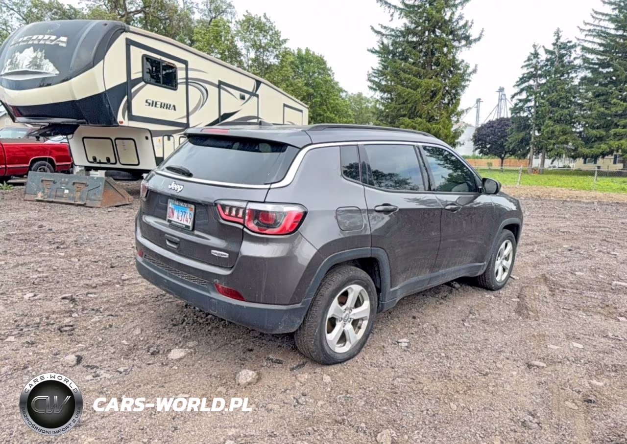 2018 Jeep Compass Latitude VIN:3C4NJCBB0JT502224 - 4