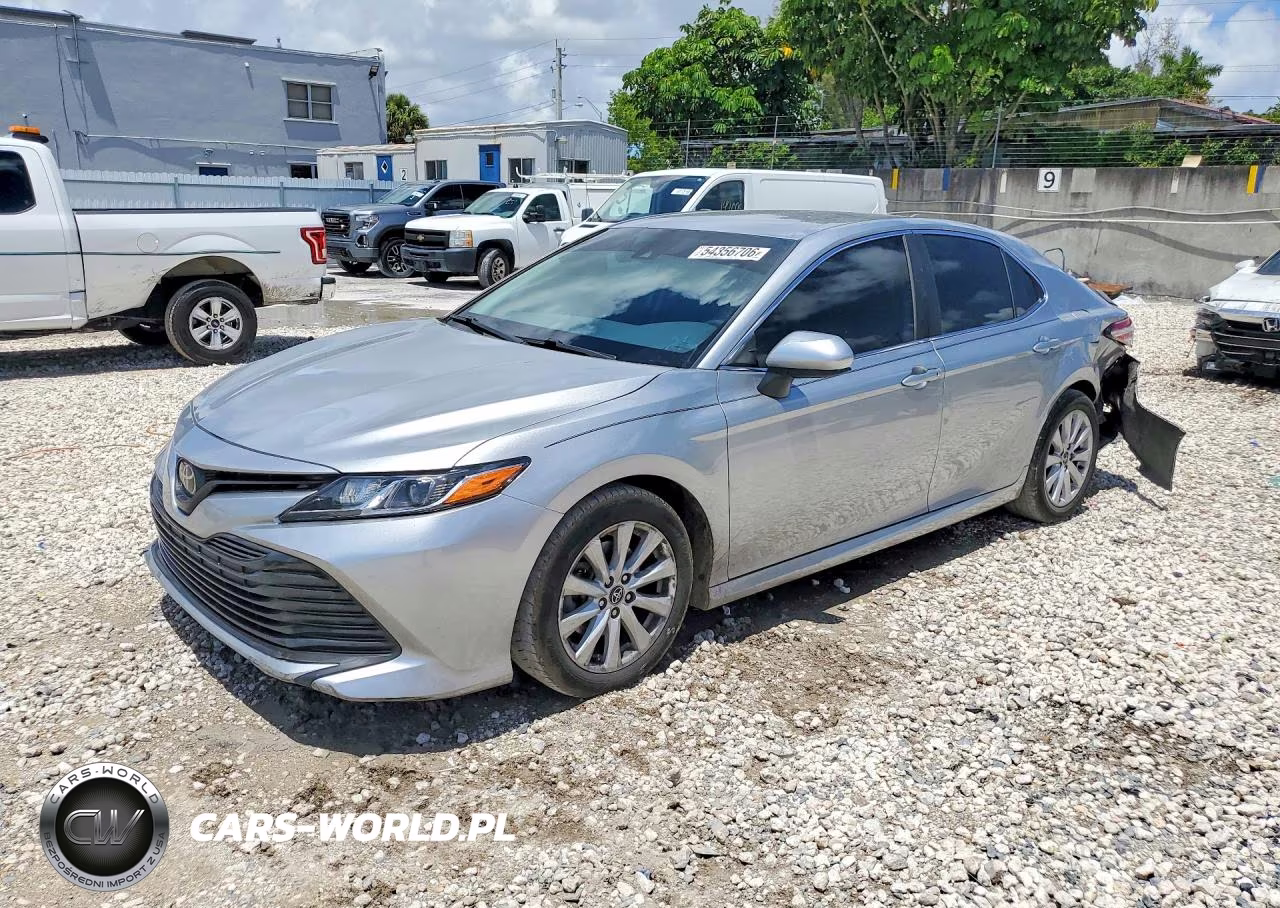 2020 Toyota Camry Le – zdjęcie 1 z 13