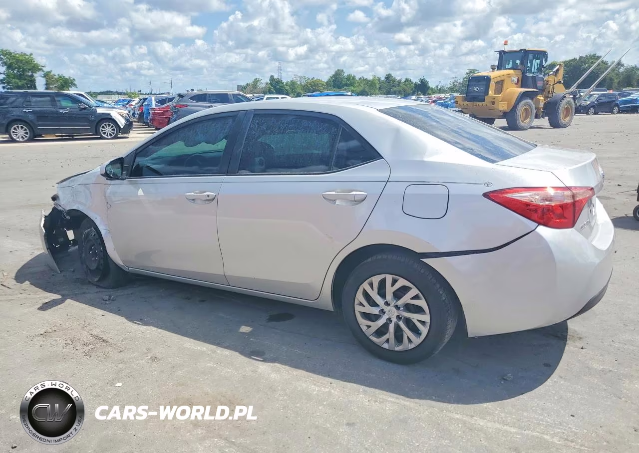 2018 Toyota Corolla Le VIN:5YFBURHE0JP821074 - 2