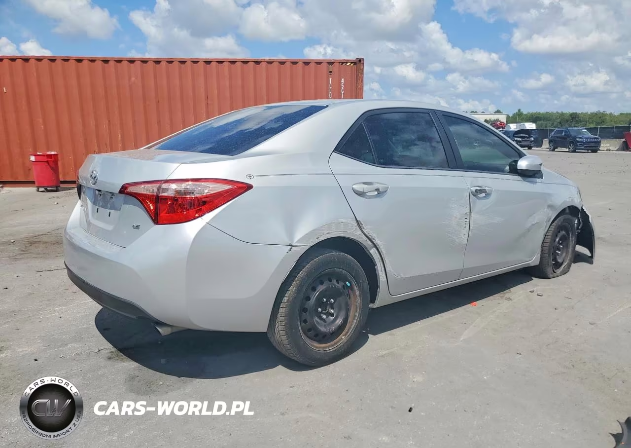 2018 Toyota Corolla Le VIN:5YFBURHE0JP821074 - 3
