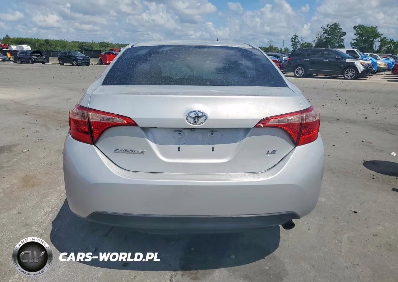 2018 Toyota Corolla Le VIN:5YFBURHE0JP821074 - 6