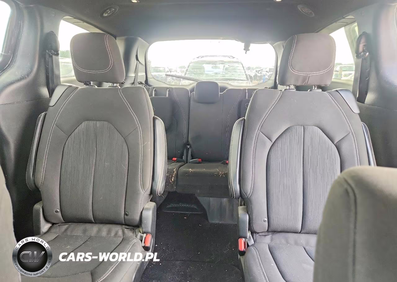2019 Chrysler Pacifica Touring Plus VIN:2C4RC1FG0KR574566 - 10