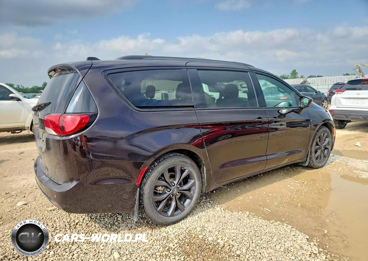 2019 Chrysler Pacifica Touring Plus VIN:2C4RC1FG0KR574566 - 3