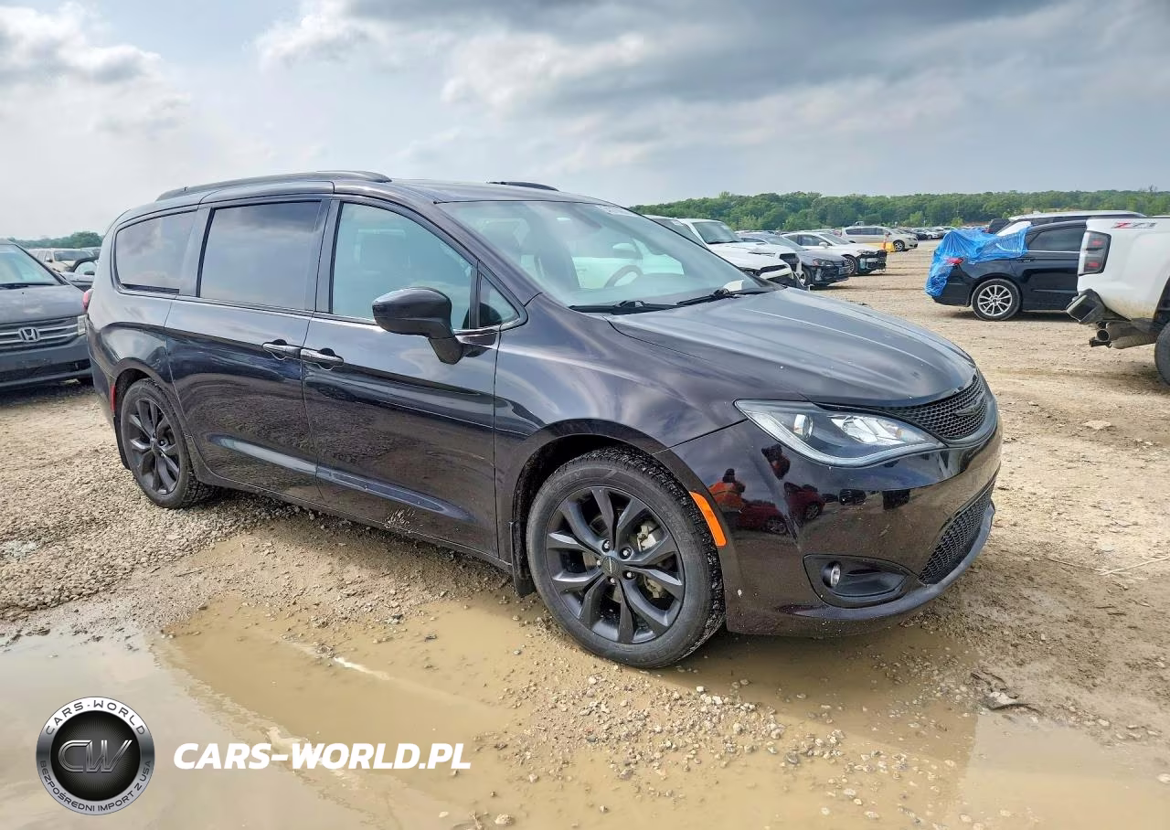 2019 Chrysler Pacifica Touring Plus VIN:2C4RC1FG0KR574566 - 4